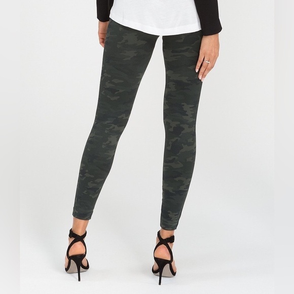 SPANX Green and Black camo Leggings with Form-Fitting Stretch Sz-L. T14 - Picture 2 of 12